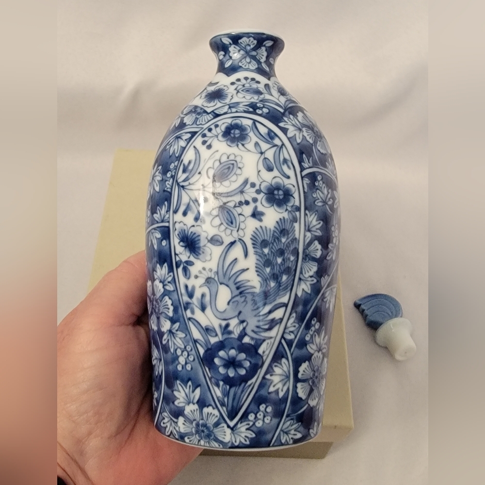 Sanyo Pottery Co Blue and White Chintz Cold Sake Set - Picture 8 of 15